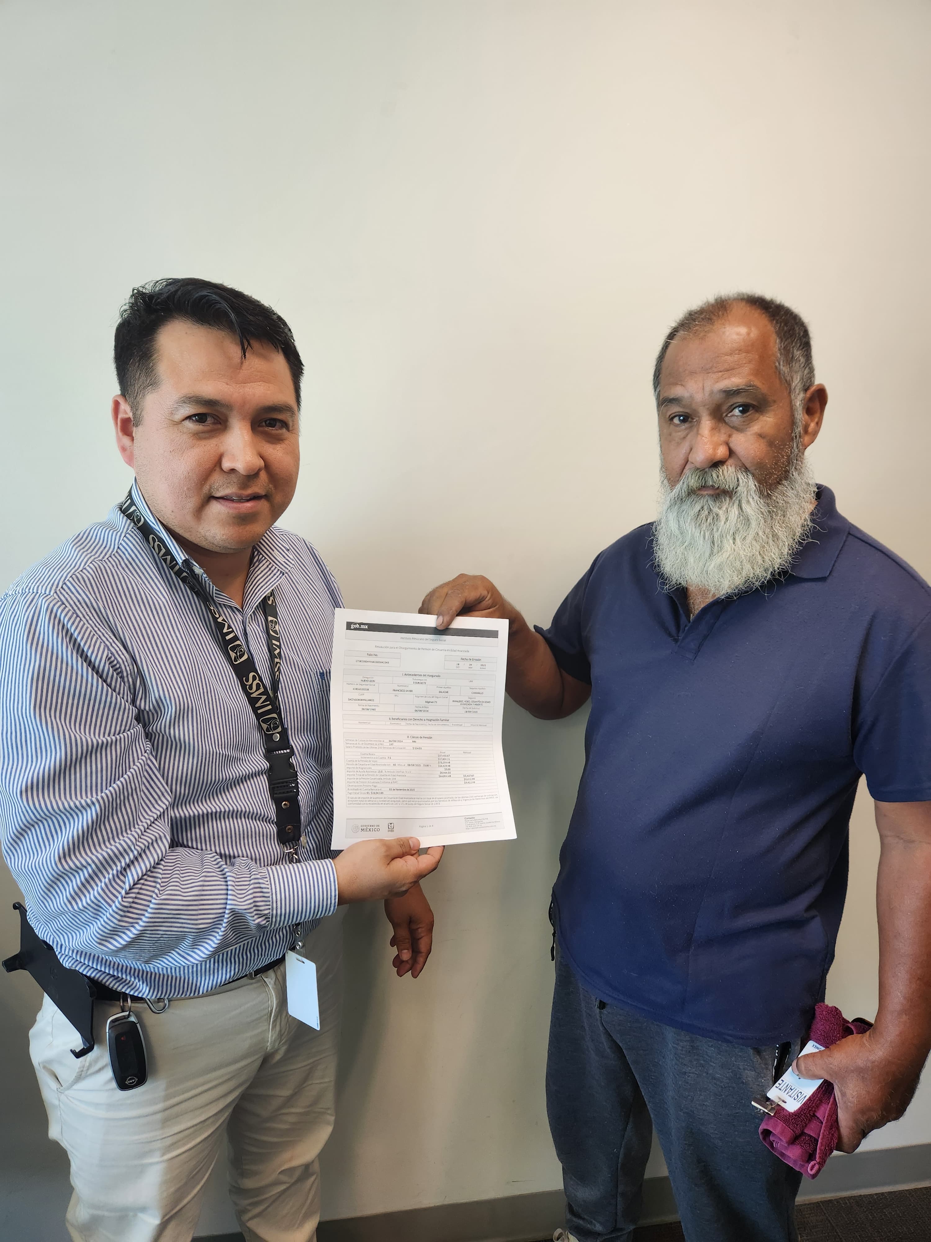 Cliente recibiendo su resolución de pensión IMSS